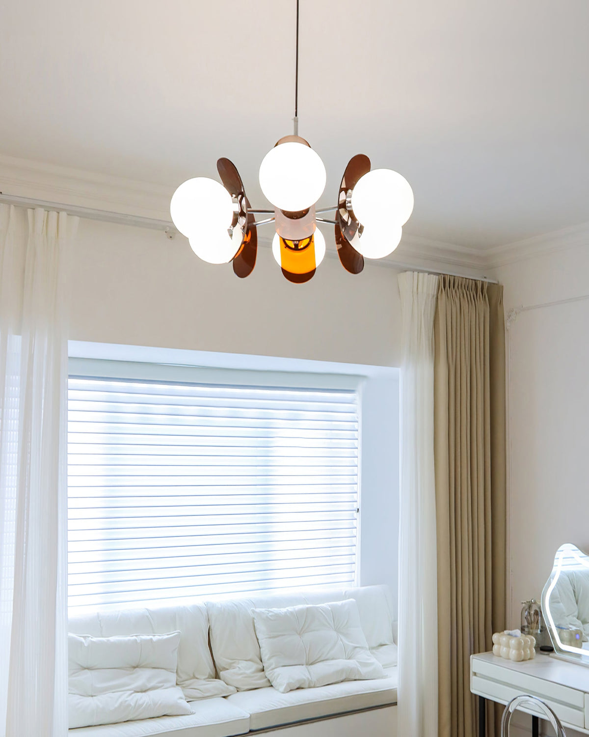 Moderner Sputnik-Kronleuchter mit farbigen Acrylelementen und weißen Glaskugeln – Design-Hängeleuchte mit mehreren Lichtpunkten | Sansoti