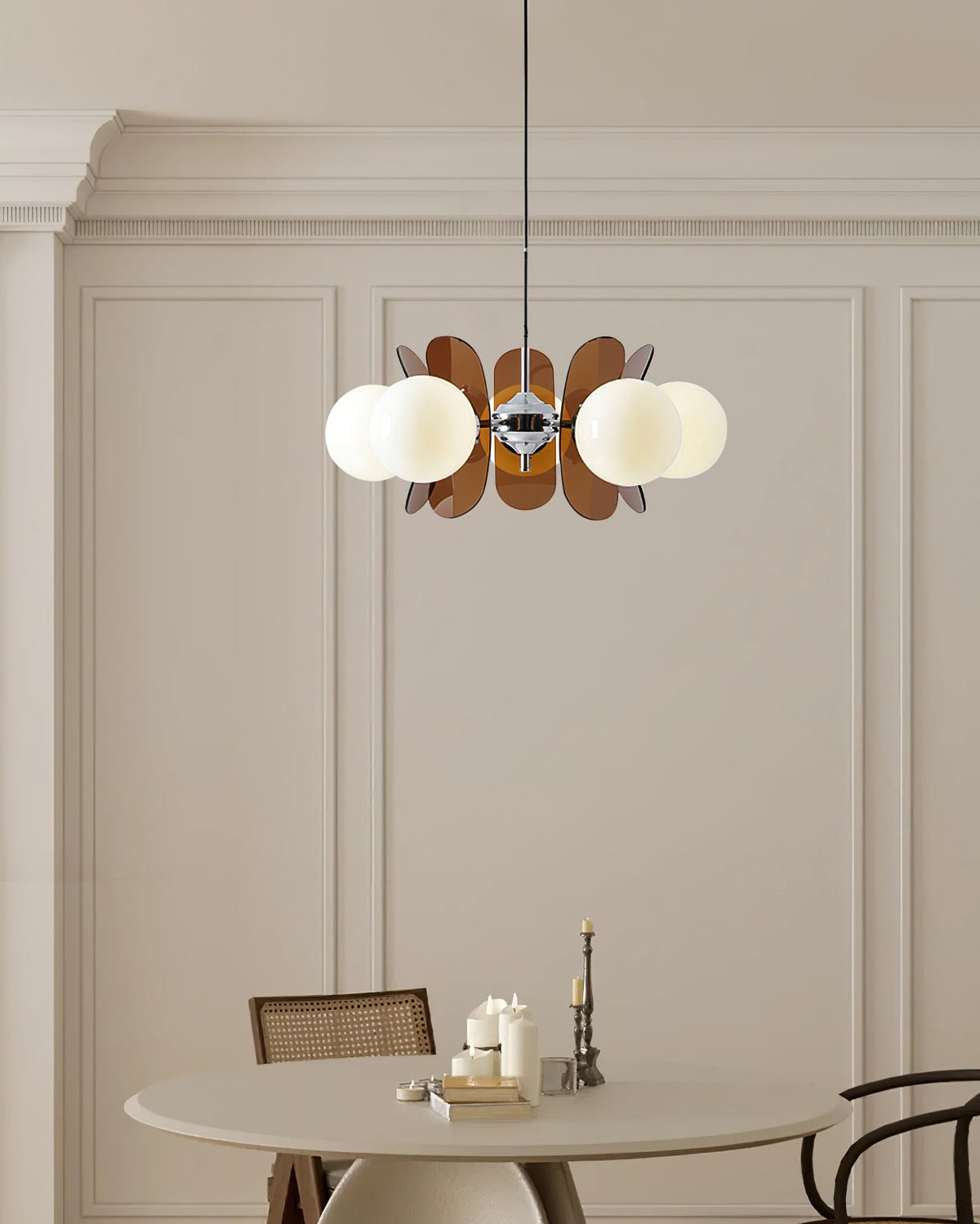 Moderner Sputnik-Kronleuchter mit farbigen Acrylelementen und weißen Glaskugeln – Design-Hängeleuchte mit mehreren Lichtpunkten | Sansoti