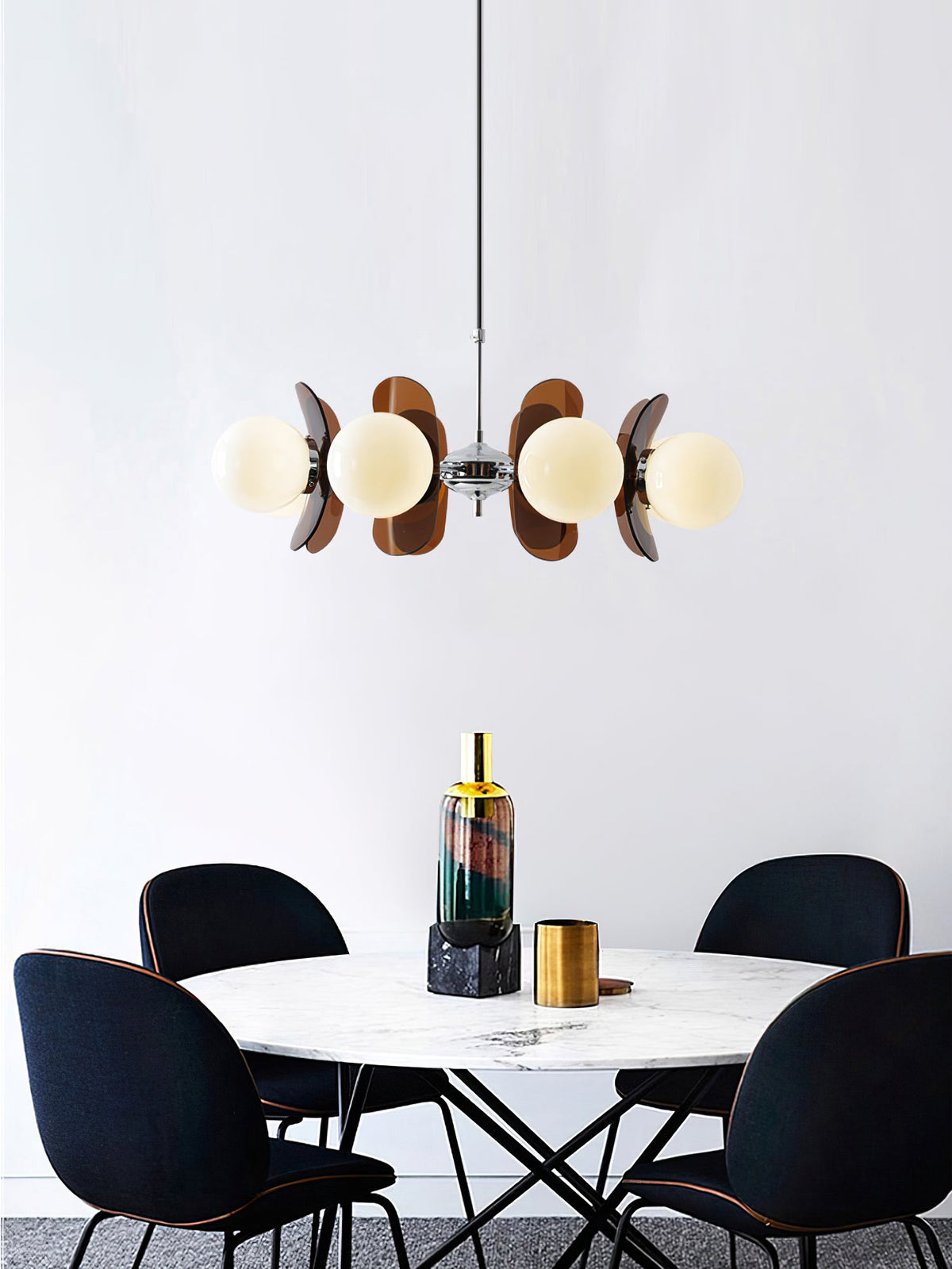 Moderner Sputnik-Kronleuchter mit farbigen Acrylelementen und weißen Glaskugeln – Design-Hängeleuchte mit mehreren Lichtpunkten | Sansoti
