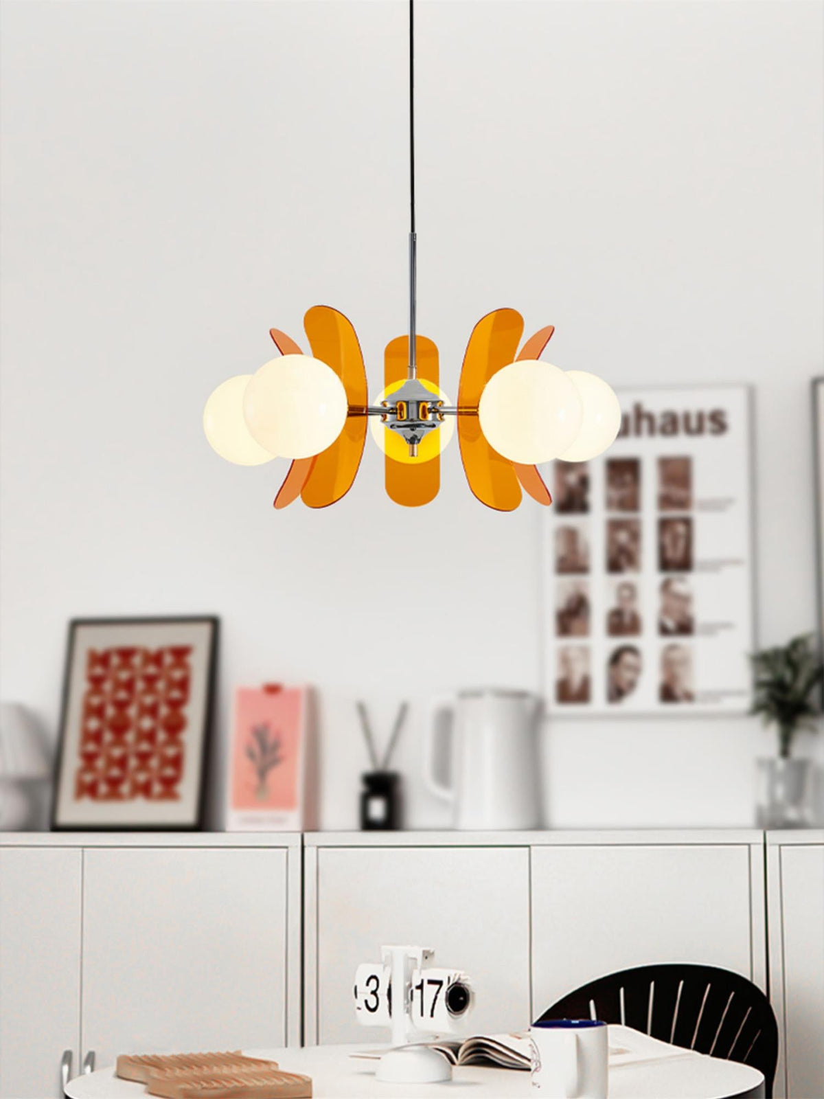Moderner Sputnik-Kronleuchter mit farbigen Acrylelementen und weißen Glaskugeln – Design-Hängeleuchte mit mehreren Lichtpunkten | Sansoti