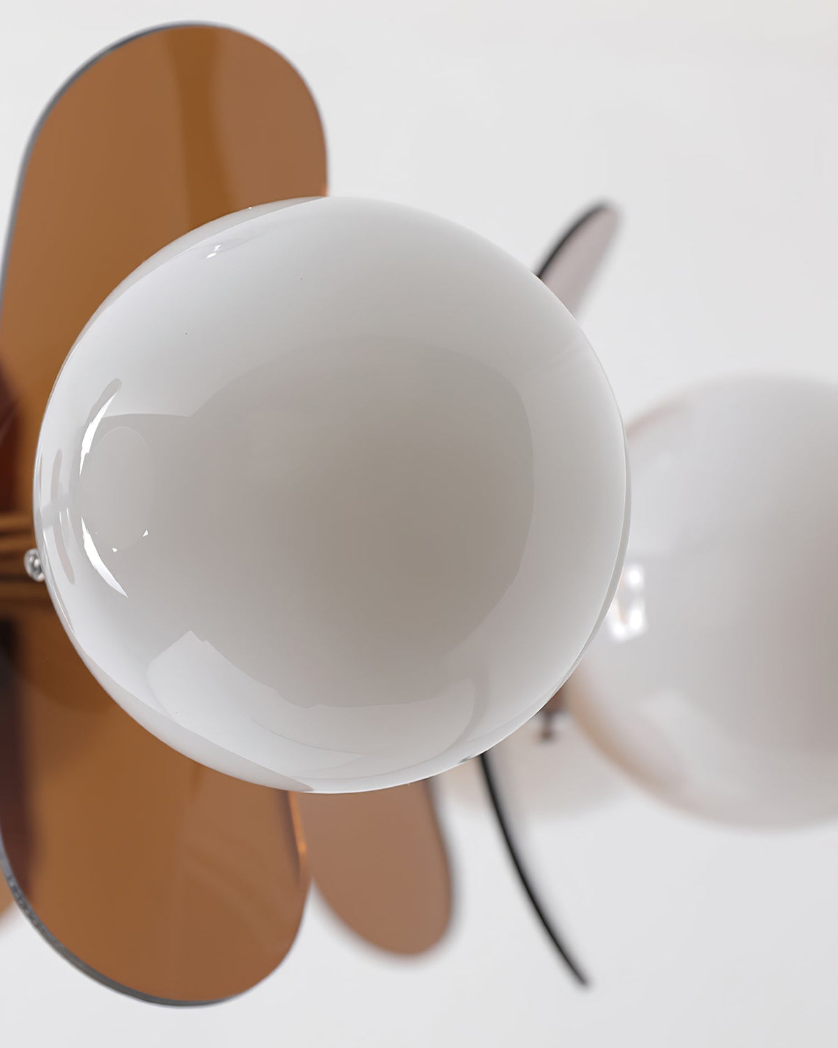 Moderner Sputnik-Kronleuchter mit farbigen Acrylelementen und weißen Glaskugeln – Design-Hängeleuchte mit mehreren Lichtpunkten | Sansoti