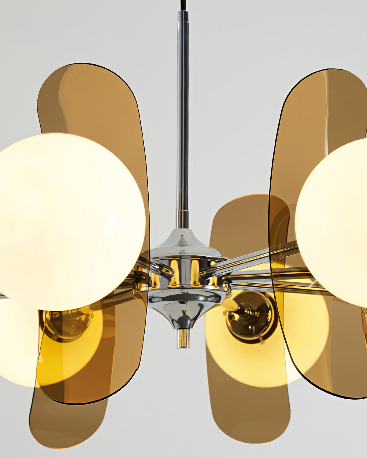 Moderner Sputnik-Kronleuchter mit farbigen Acrylelementen und weißen Glaskugeln – Design-Hängeleuchte mit mehreren Lichtpunkten | Sansoti