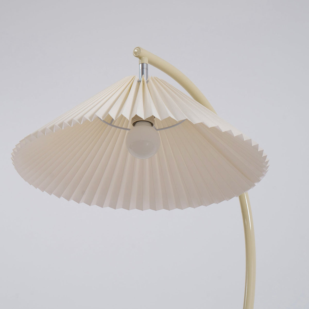 Gefaltete Stehlampe mit Stoffschirm – Modernes Design Schwarz Beige Grün Gold – 155cm Hoch E26/E27 – Dimmbar | Sansoti