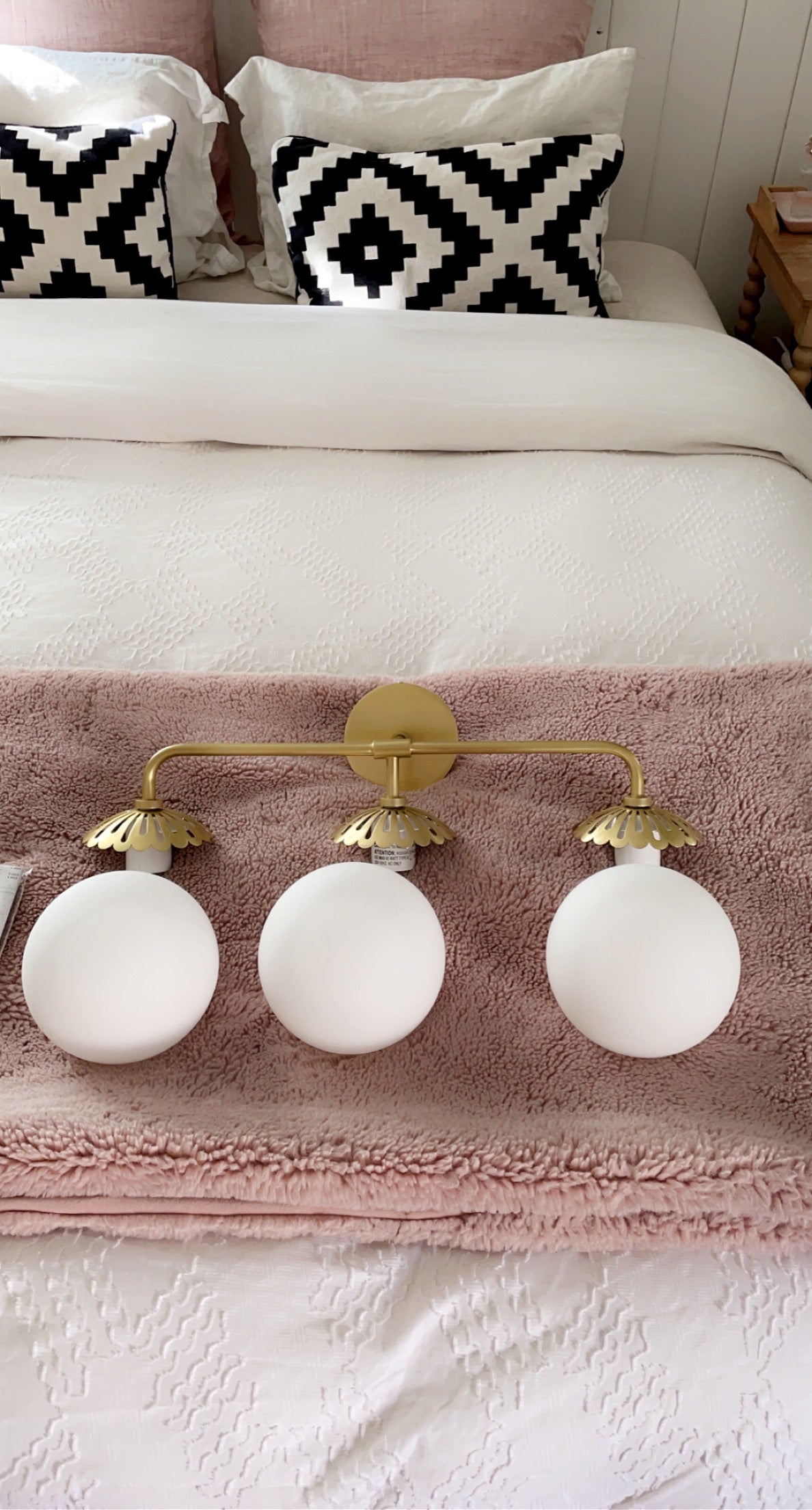 Art Deco Wall Lamp with Flower Shade and Glass Globe – Design Wall Lighting in Brass, Black, or Nickel for Living Room and Bathroom | Sansoti