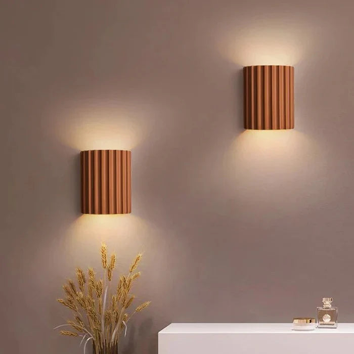 Aplique de pared de resina con forma escultórica ondulada, estilo nórdico, blanco, verde, gris, dormitorio, recibidor | Sansoti