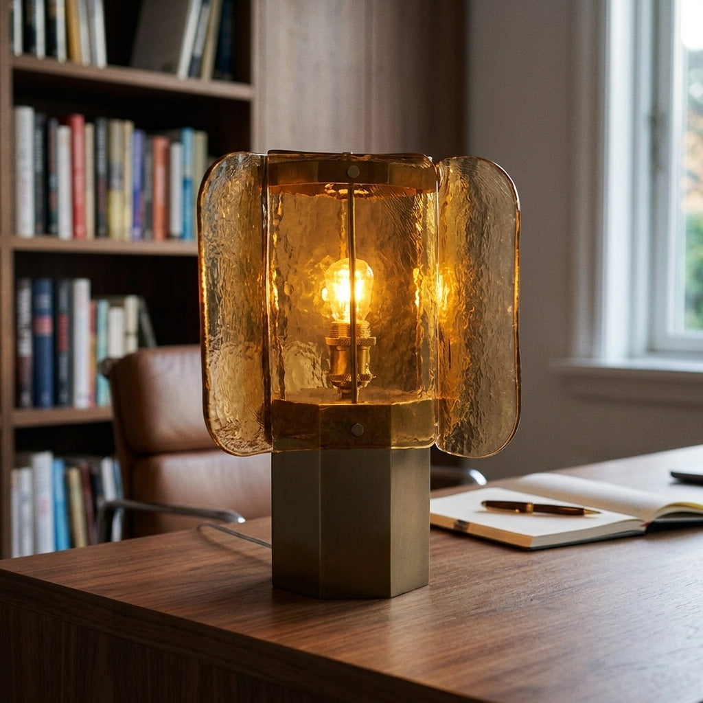 Glas-Tischlampe mit bernsteinfarbenen Paneelen und Kupferakzent — warme Stimmungsbeleuchtung | Sansoti