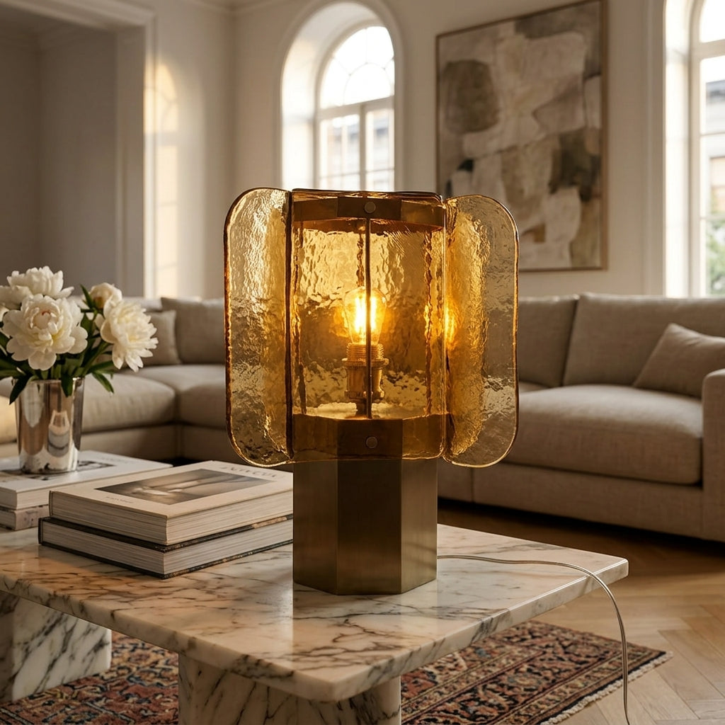 Glas-Tischlampe mit bernsteinfarbenen Paneelen und Kupferakzent — warme Stimmungsbeleuchtung | Sansoti