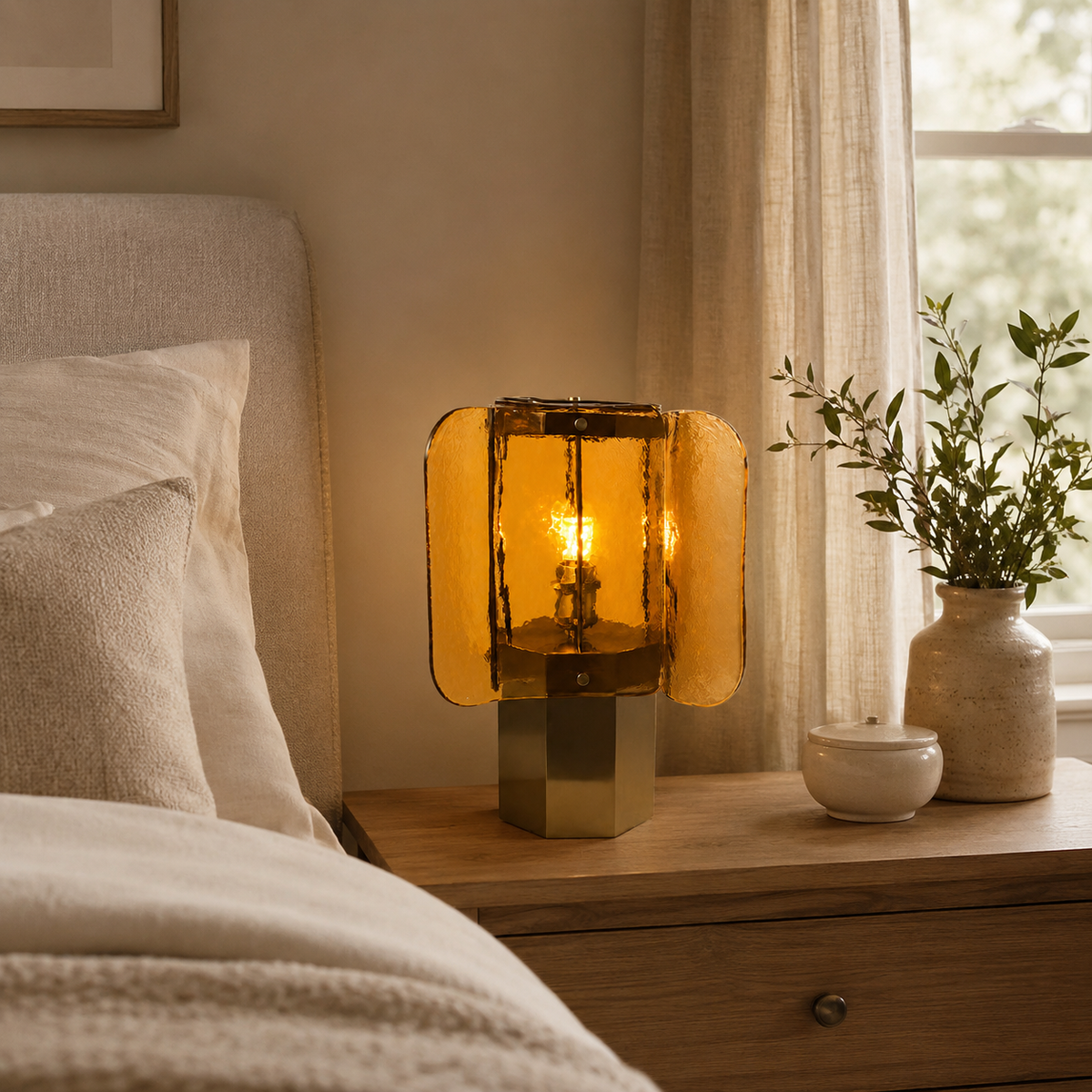 Glas-Tischlampe mit bernsteinfarbenen Paneelen und Kupferakzent — warme Stimmungsbeleuchtung | Sansoti