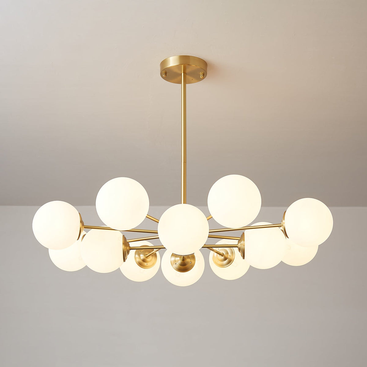 Kronleuchter aus Glaskugeln, Messing, Deckenleuchte, Esszimmer, Wohnzimmer, skandinavisches Design, modernes Interieur | Sansoti