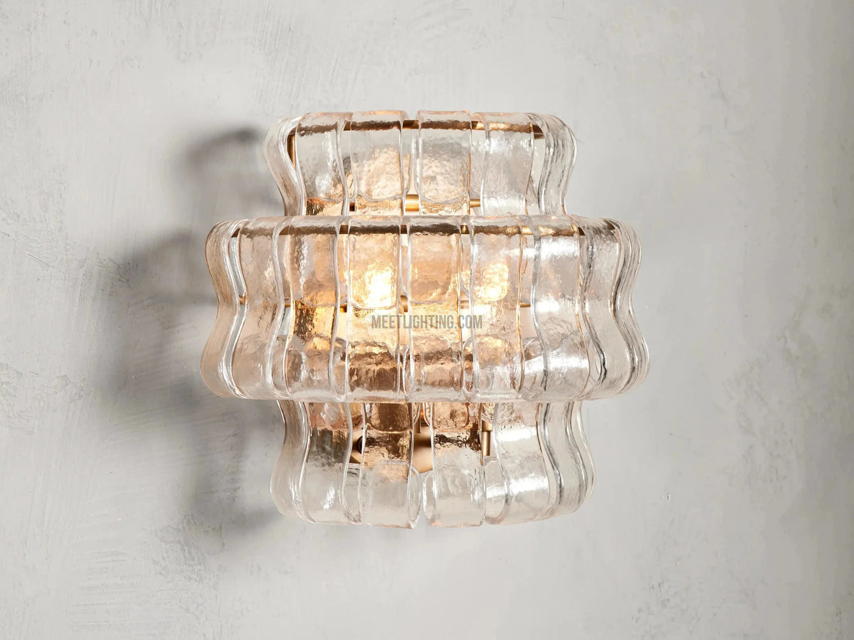 Wandlamp met Gebogen Getextureerd Glas en Messing Afwerking voor Sfeervol Licht in Woonkamer en Slaapkamer | Sansoti