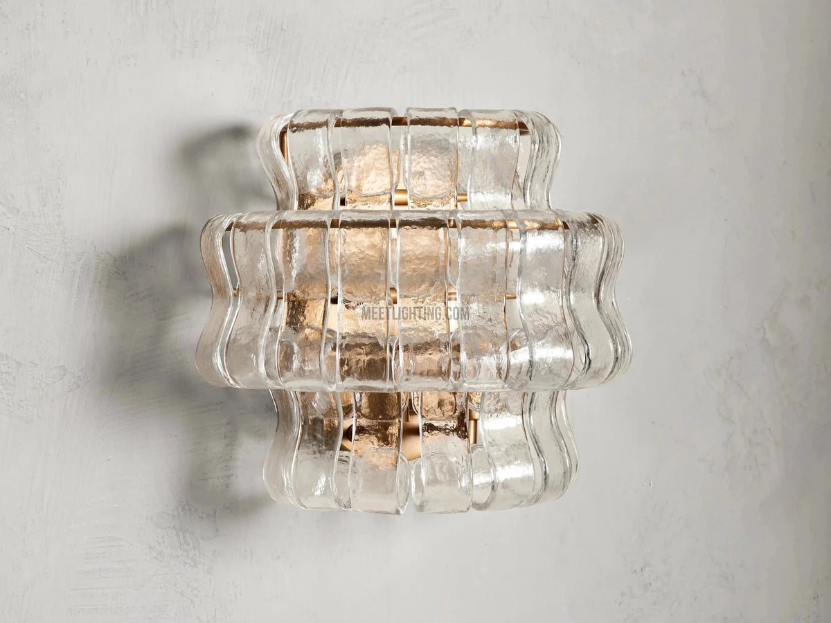 Wandlamp met Gebogen Getextureerd Glas en Messing Afwerking voor Sfeervol Licht in Woonkamer en Slaapkamer | Sansoti