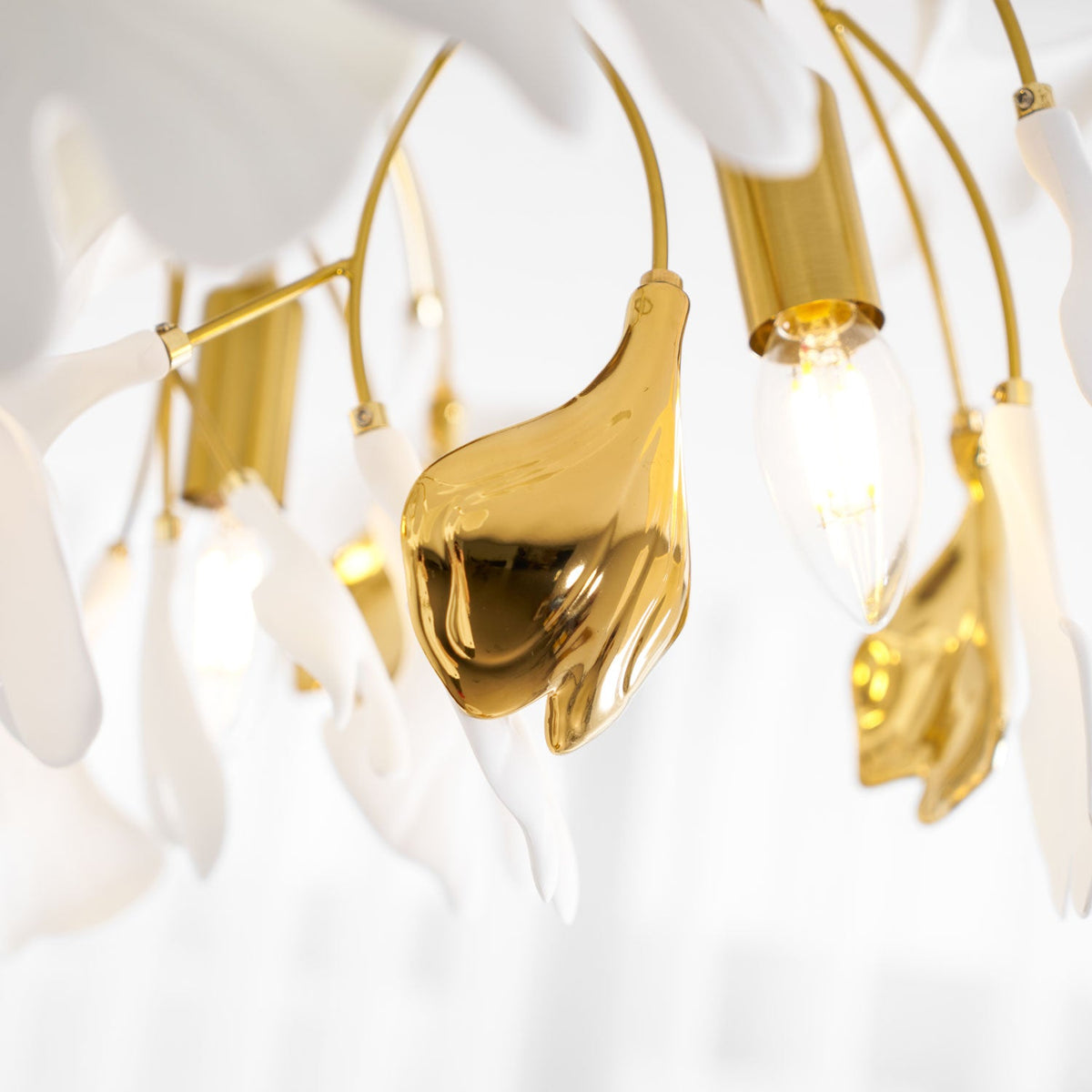 Keramische Hängelampe Ginkgo-Blatt – Goldfarbene Fassung mit weißen Blättern – Modernes, von der Natur inspiriertes Design für Wohnzimmer Esszimmer Schlafzimmer | Sansoti