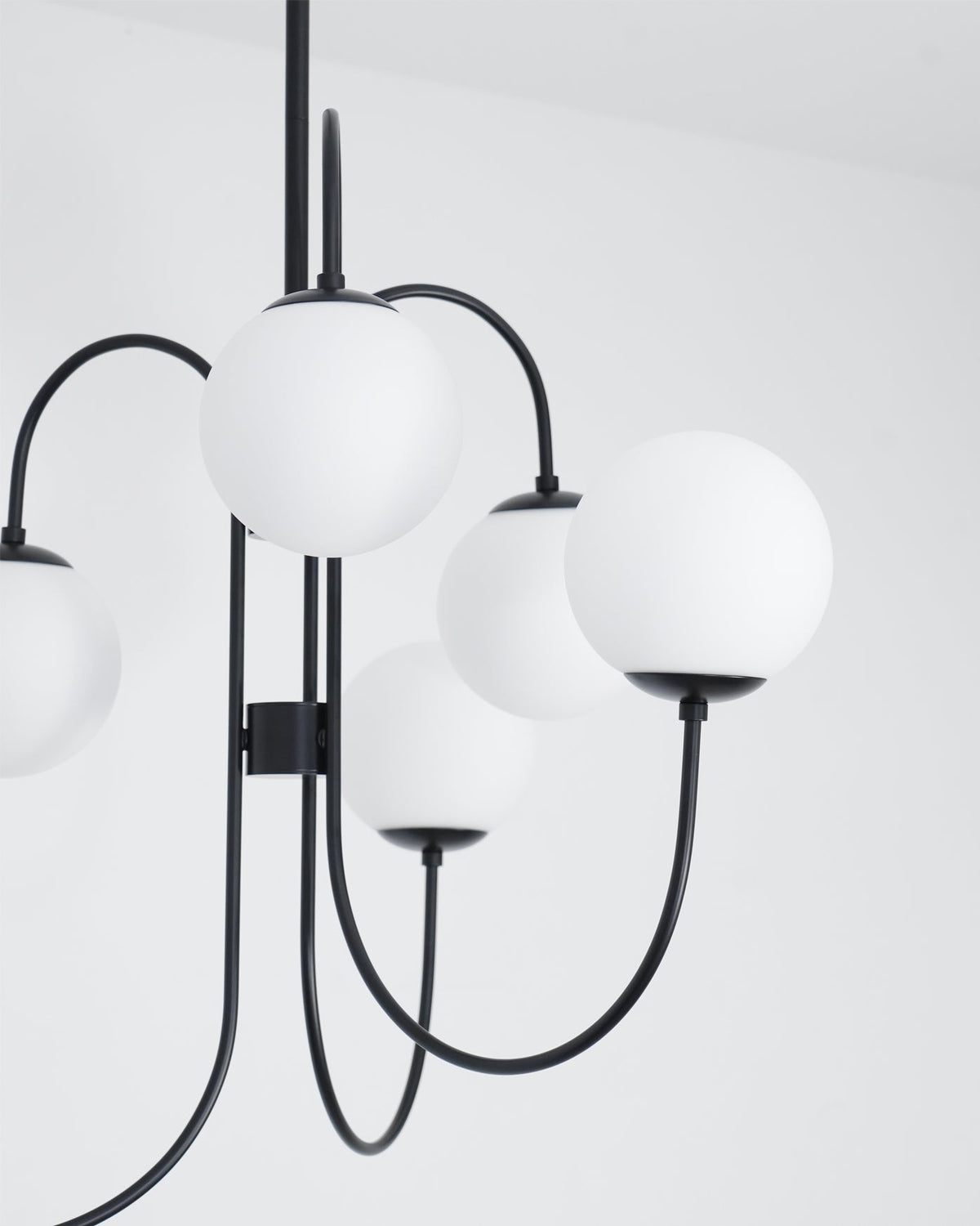 Lustre Col de Cygne Ø76 cm – Suspension 8 Lumières avec Boules en Verre Or/Noir | Sansoti