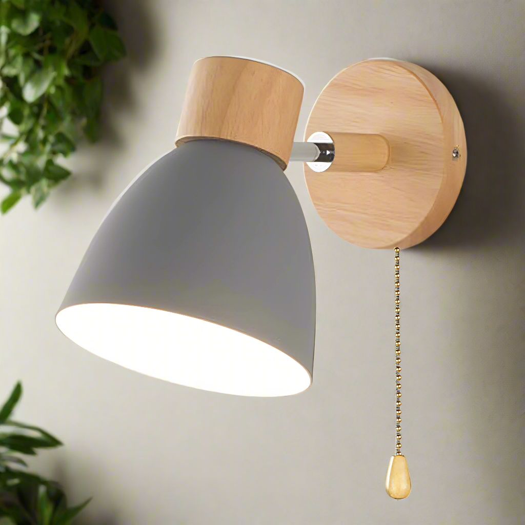Scandinavische houten wandlamp met warm licht en trekkoordschakelaar voor rustige interieurs | Sansoti