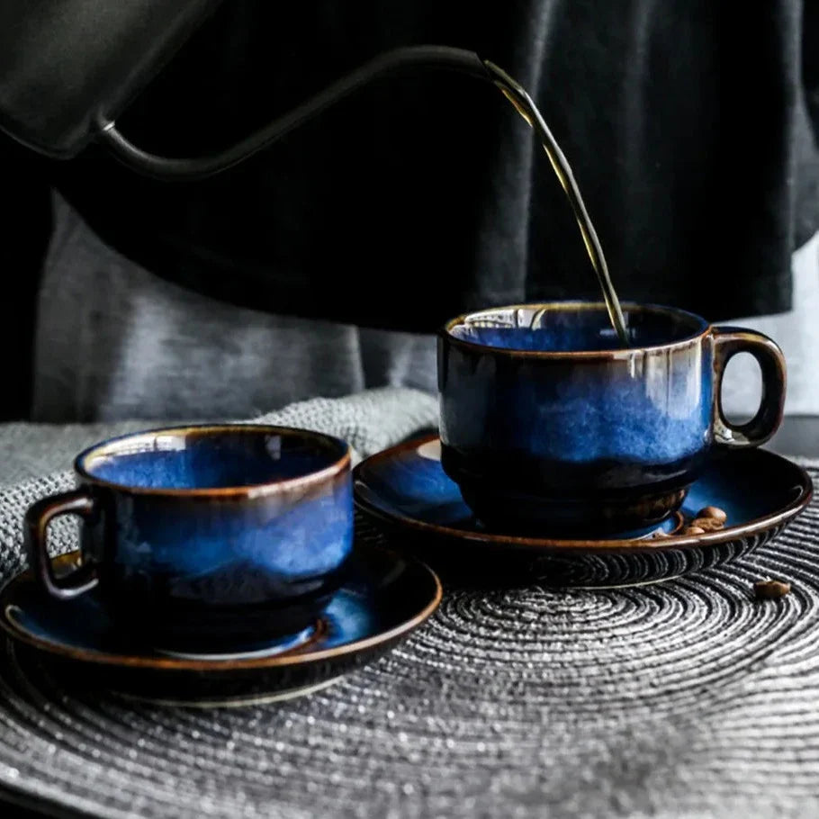 Set tasse et soucoupe en porcelaine fine bleu profond avec détails antiques | Sansoti