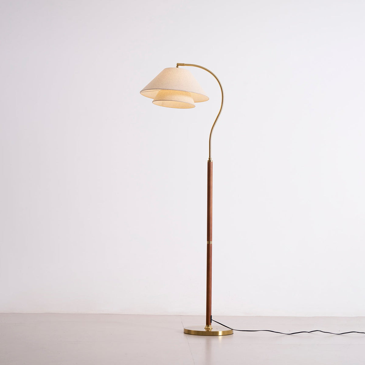 Luxuriöse Stehlampe mit doppeltem Stoffschirm und Holzdetails – 155 cm hohe Design-Statement-Leuchte | Sansoti