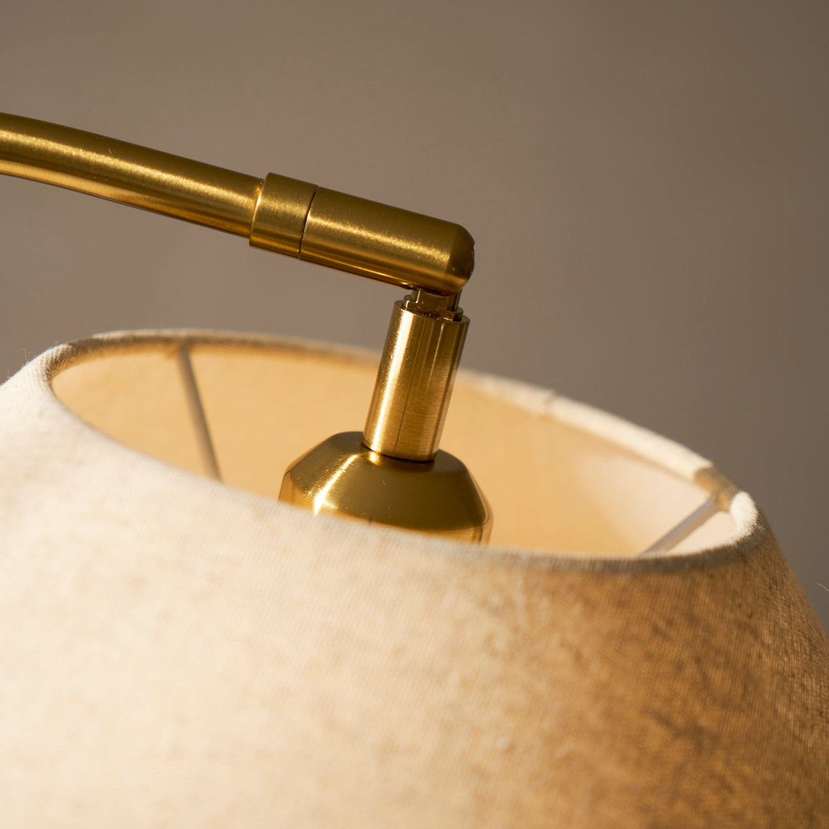 Luxuriöse Stehlampe mit doppeltem Stoffschirm und Holzdetails – 155 cm hohe Design-Statement-Leuchte | Sansoti