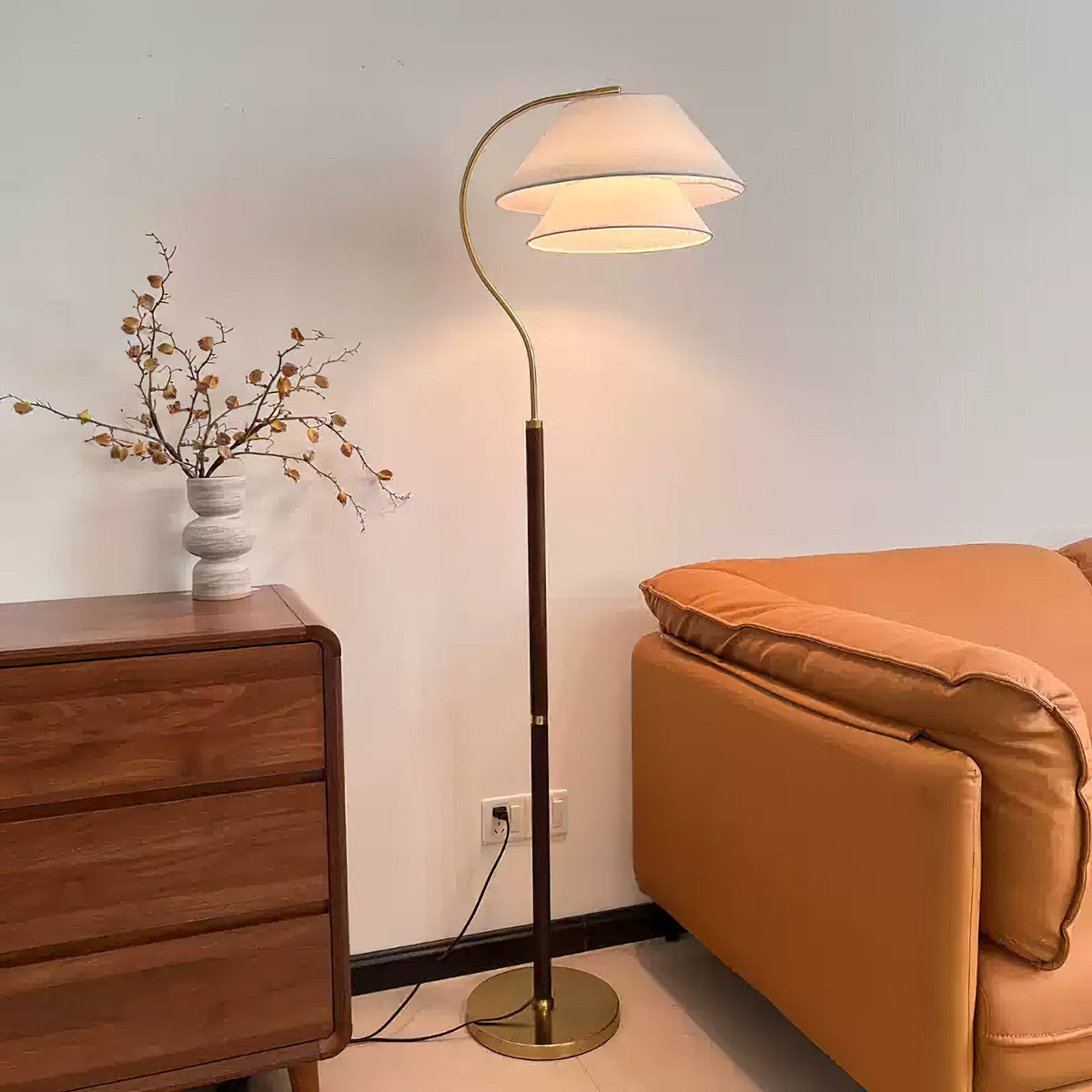 Luxuriöse Stehlampe mit doppeltem Stoffschirm und Holzdetails – 155 cm hohe Design-Statement-Leuchte | Sansoti