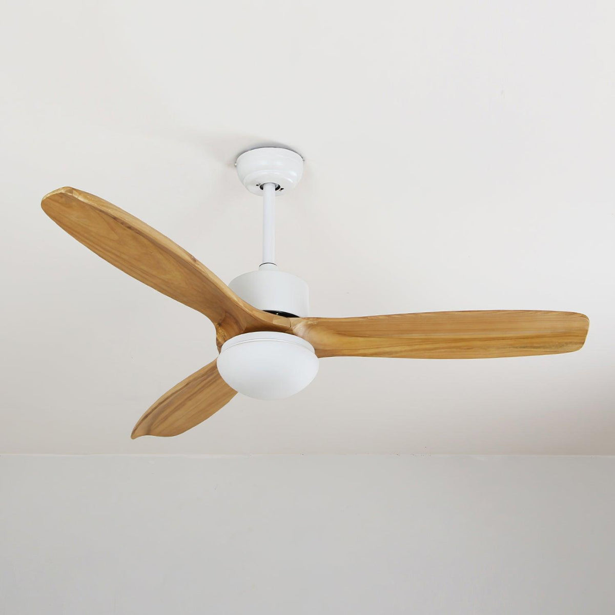 Skandinavischer Deckenventilator mit Beleuchtung Elegance Naturel – Quadratische Holzflügel mit LED-Lampe & Fernbedienung | Sansoti