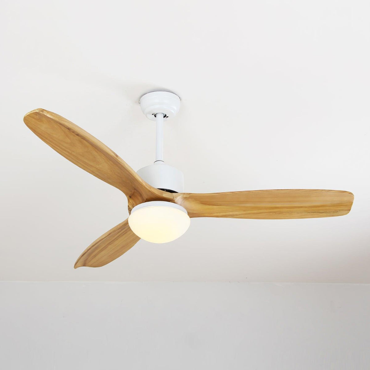 Skandinavischer Deckenventilator mit Beleuchtung Elegance Naturel – Quadratische Holzflügel mit LED-Lampe & Fernbedienung | Sansoti