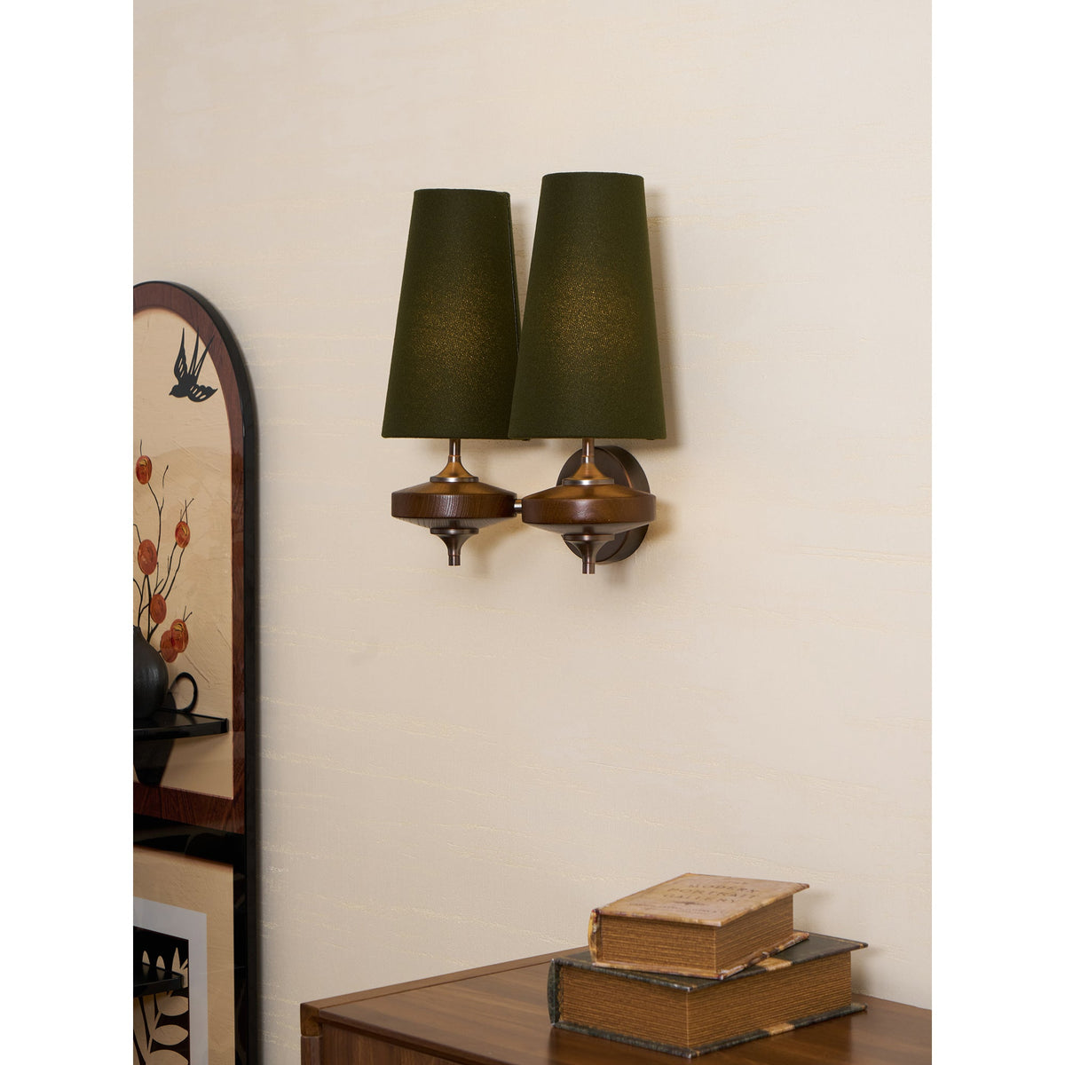 Aplique de diseño con detalles de madera y pantalla de tela, inspirado en la palmera Nikau