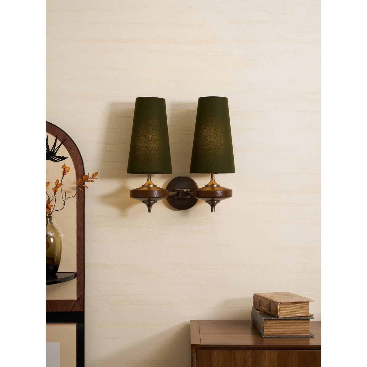Aplique de diseño con detalles de madera y pantalla de tela, inspirado en la palmera Nikau