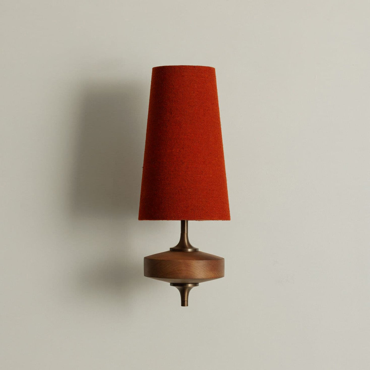 Aplique de diseño con detalles de madera y pantalla de tela, inspirado en la palmera Nikau