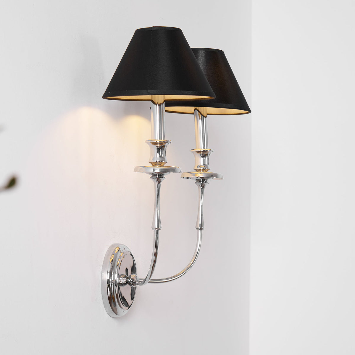 Moderne Wandleuchte mit schwarzem Stoffschirm in Messing, Nickel oder Schwarz – 1 oder 2 Lichtpunkte Designbeleuchtung | Sansoti