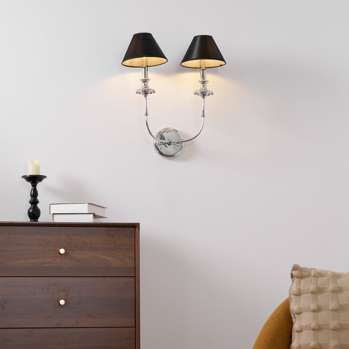Moderne Wandleuchte mit schwarzem Stoffschirm in Messing, Nickel oder Schwarz – 1 oder 2 Lichtpunkte Designbeleuchtung | Sansoti