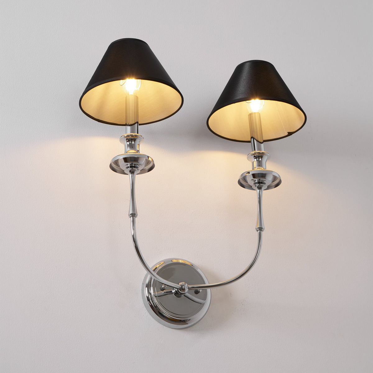 Moderne Wandleuchte mit schwarzem Stoffschirm in Messing, Nickel oder Schwarz – 1 oder 2 Lichtpunkte Designbeleuchtung | Sansoti