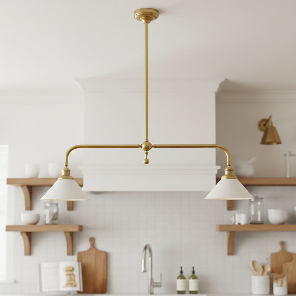 Lámpara colgante de diseño de lujo con pantallas de vidrio blanco para mesa de comedor e isla de cocina, acabado de latón | Sansoti