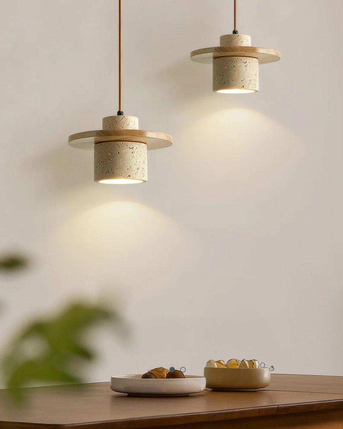 Suspension en pierre naturelle travertin avec accent noyer design moderne | Sansoti