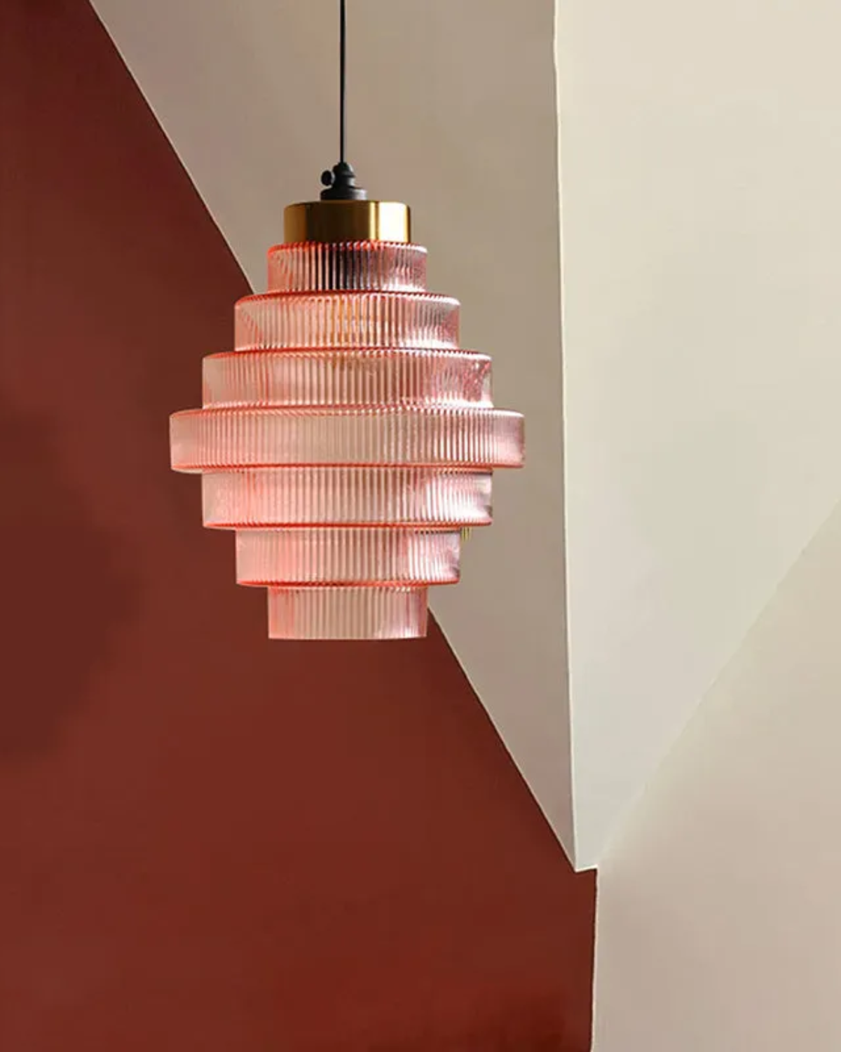 Nowoczesna kaskadowa szklana lampa wisząca ze złotym detalem do jadalni i salonu – luksusowe designerskie oświetlenie | Sansoti