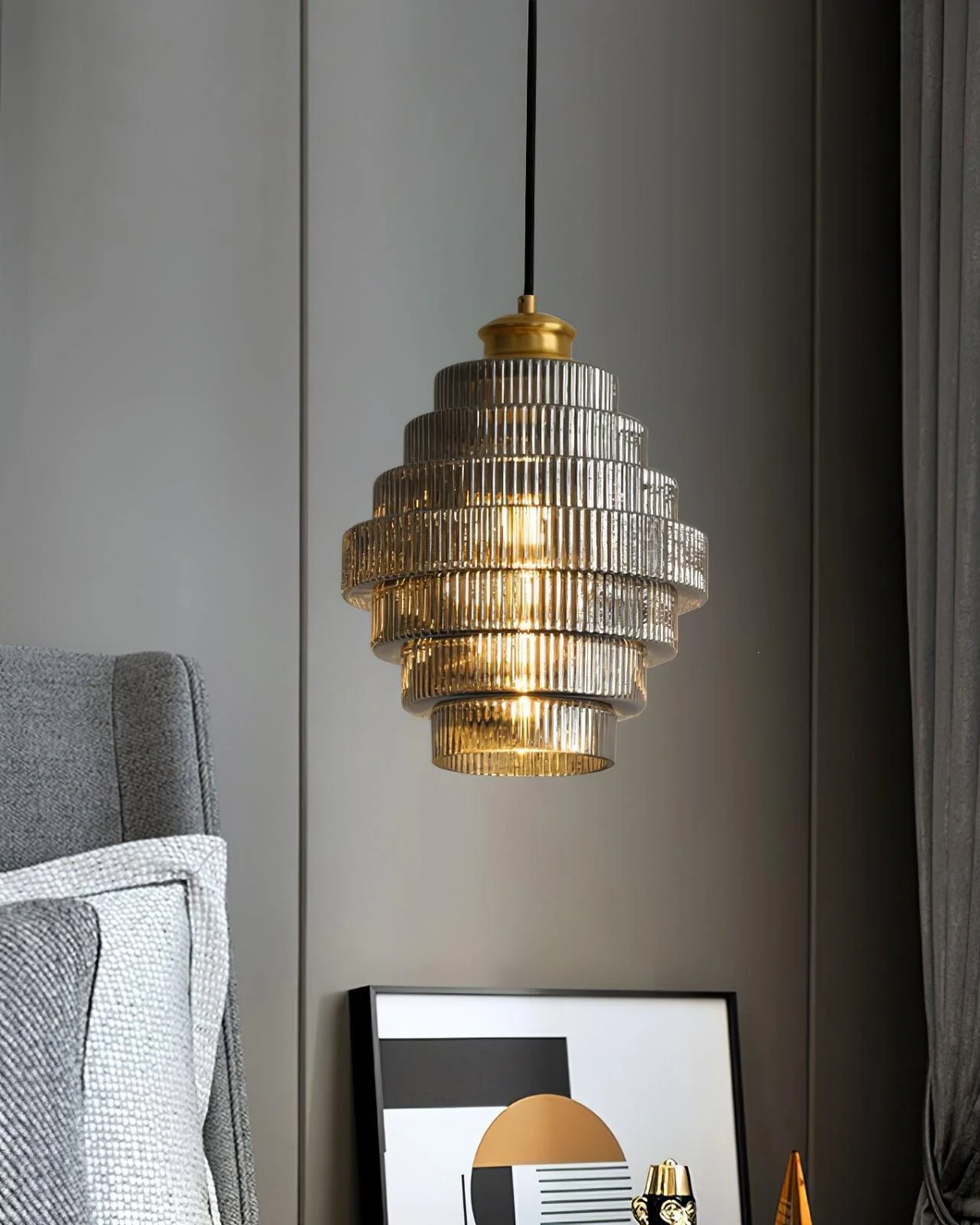 Nowoczesna kaskadowa szklana lampa wisząca ze złotym detalem do jadalni i salonu – luksusowe designerskie oświetlenie | Sansoti