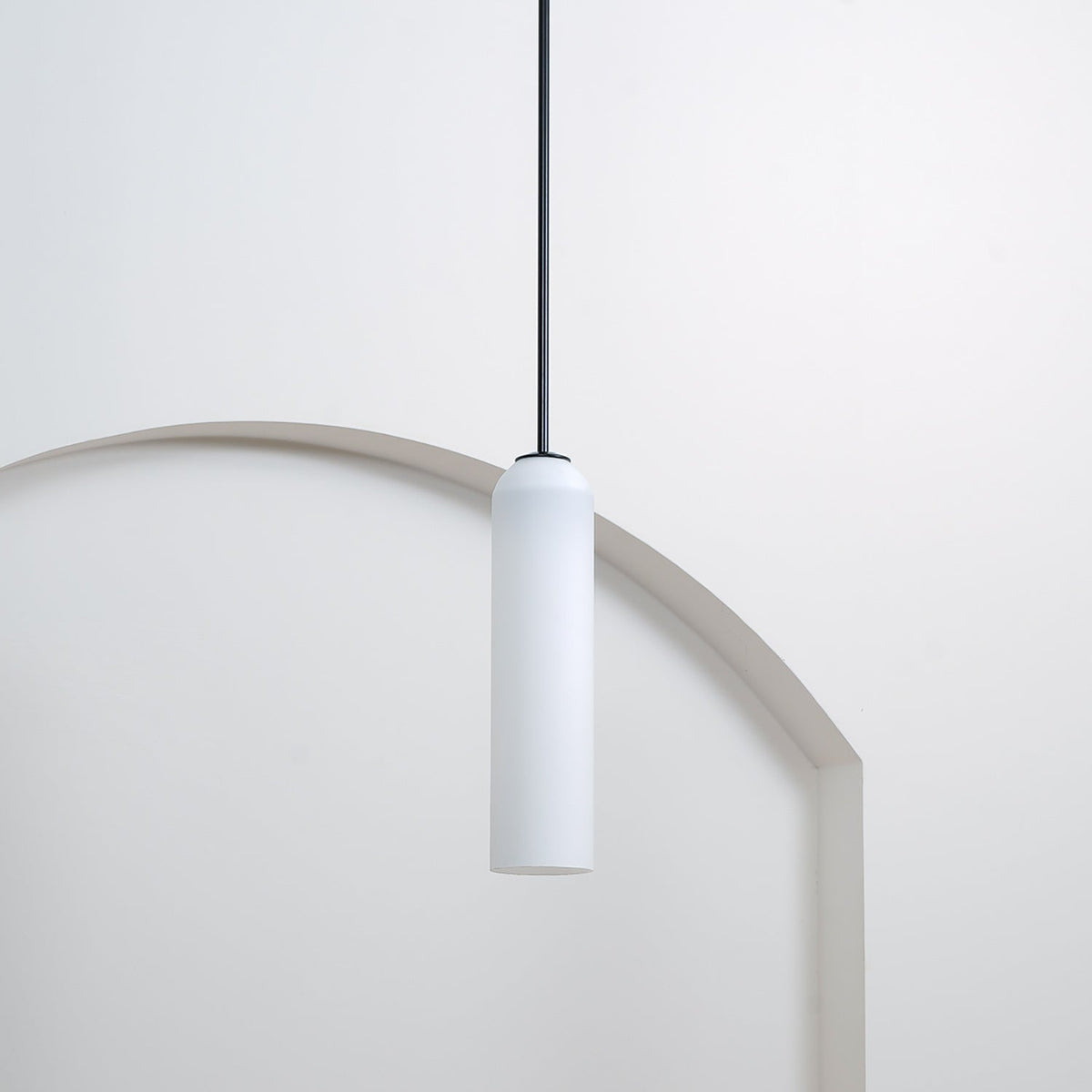 Suspension en verre avec tube long – verre soufflé bouche finition noire ou dorée diamètre 10 cm | Sansoti