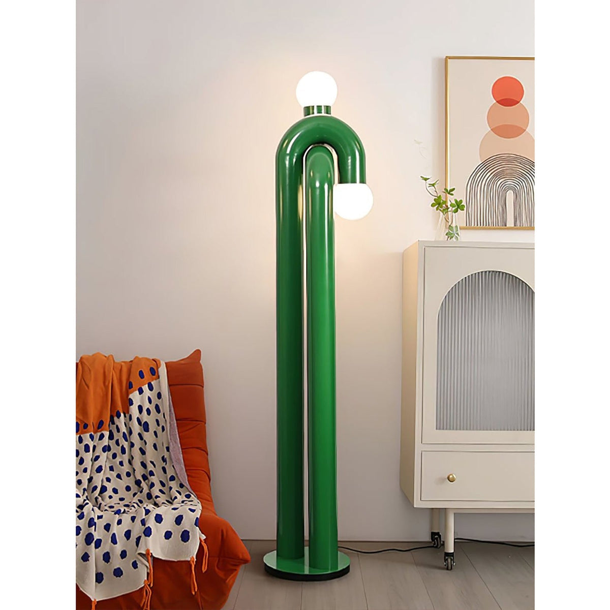 Moderne Steh-Bogenlampe mit zwei Glaskugeln – dekorative Doppelbeleuchtung für Wohnzimmer | Sansoti