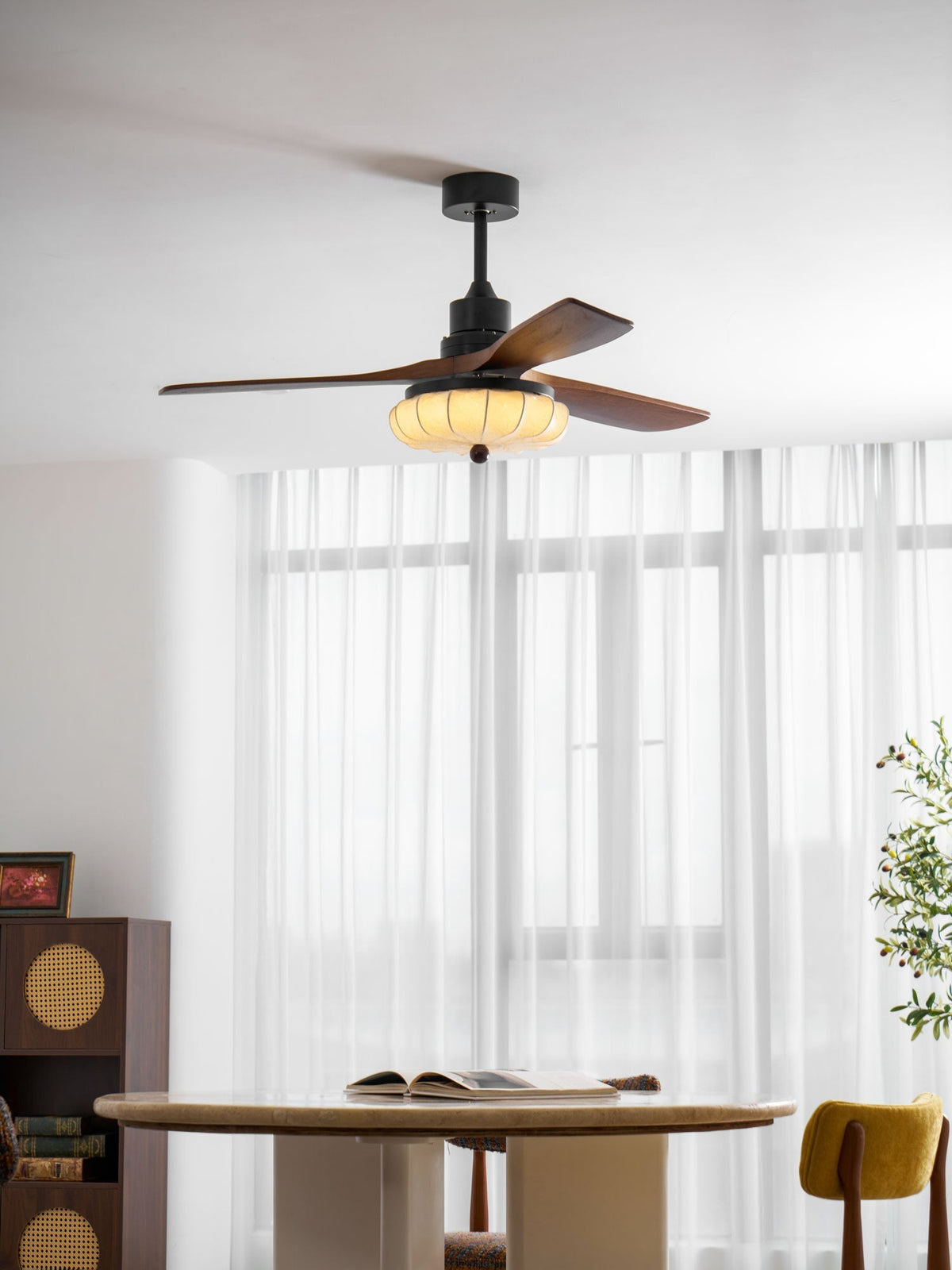 Deckenventilator mit Beleuchtung – DC-Motor – Lotus-Muster Baumwollschirm – Walnuss-Holzblätter – Einstellbar & Umkehrbar | Sansoti