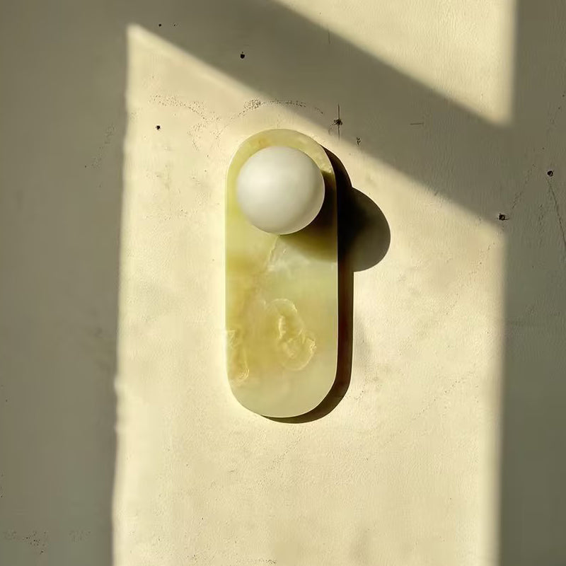 Luksusowa lampa ścienna z jadeitu lub marmuru ze szklanym kloszem – oświetlenie designerskie w stylu mid-century do sypialni i przedpokoju | Sansoti