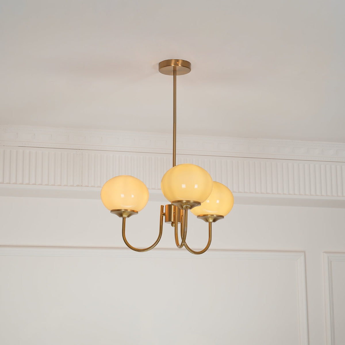 Glas Kronleuchter mit rosa, weißen oder cremefarbenen Kugeln und goldenem oder chromfarbenem Gestell, moderner Design-Kronleuchter mit 3 oder 5 Lichtpunkten für Wohnzimmer und Esszimmer | Sansoti