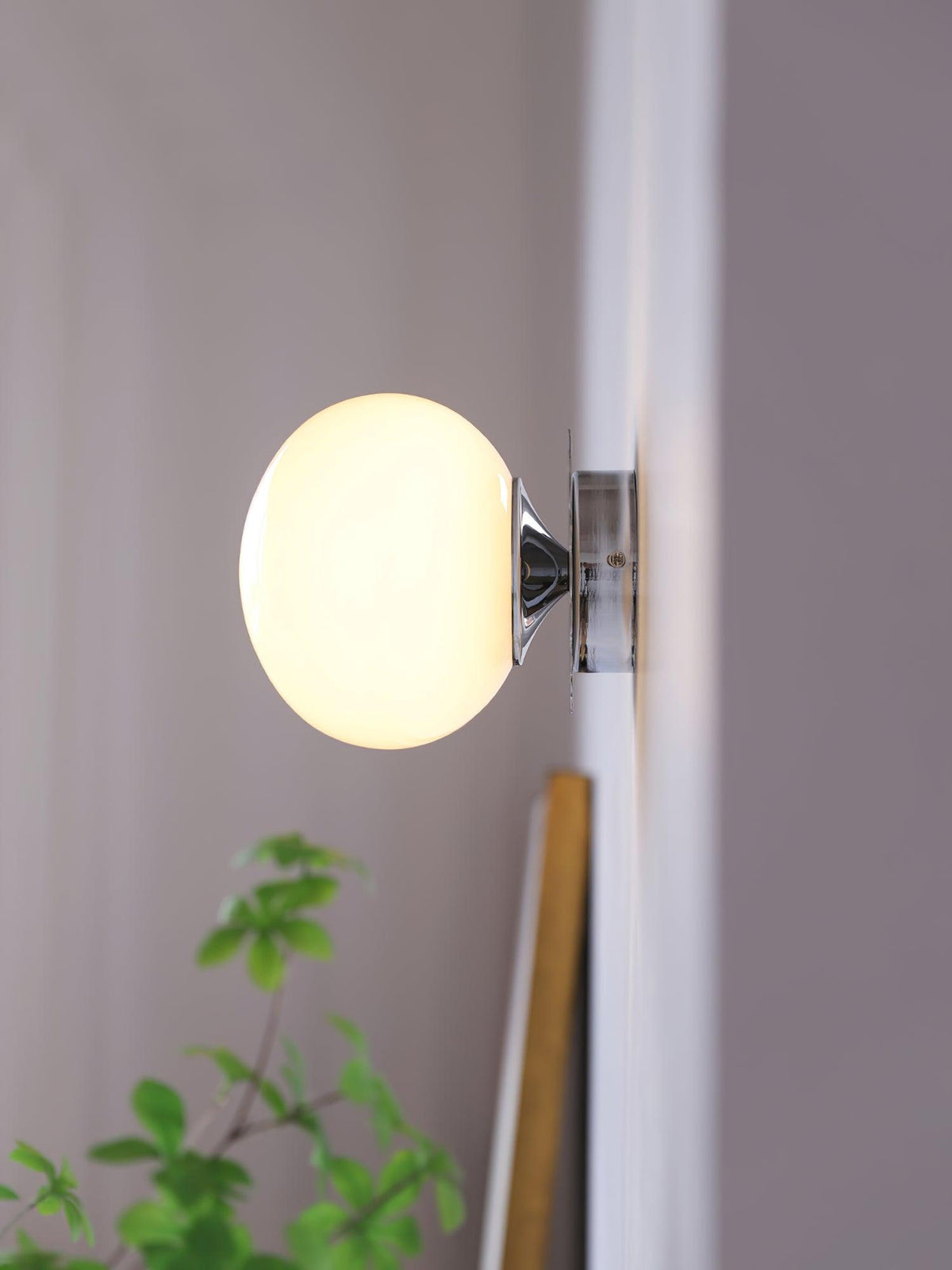 Glass wall lamp with colored diffuser – Dimmable wall & ceiling convertible fixture | Sansoti