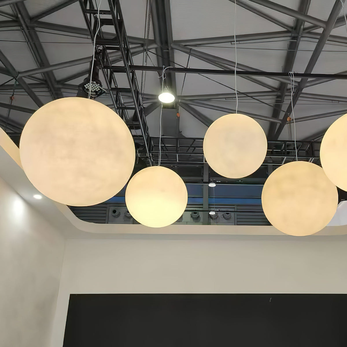 Suspension Lune – Texture Réaliste – 8 Tailles Disponibles – Boule de Lune Romantique pour Chambre Salle à Manger Chambre d’Enfant – Lumière Chaude Dimmable – Adaptateur Plafond Incliné Inclus | Sansoti