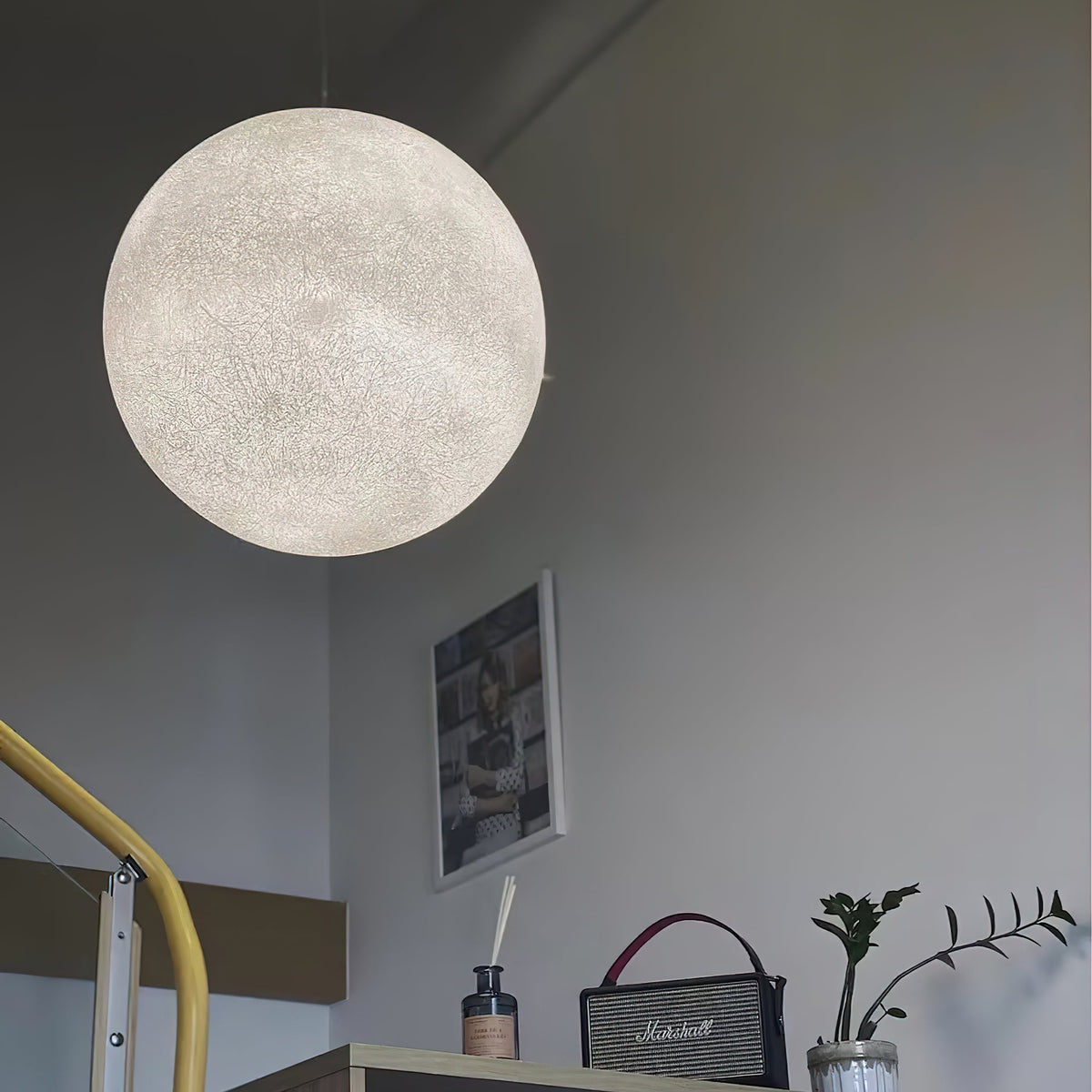 Suspension Lune – Texture Réaliste – 8 Tailles Disponibles – Boule de Lune Romantique pour Chambre Salle à Manger Chambre d’Enfant – Lumière Chaude Dimmable – Adaptateur Plafond Incliné Inclus | Sansoti