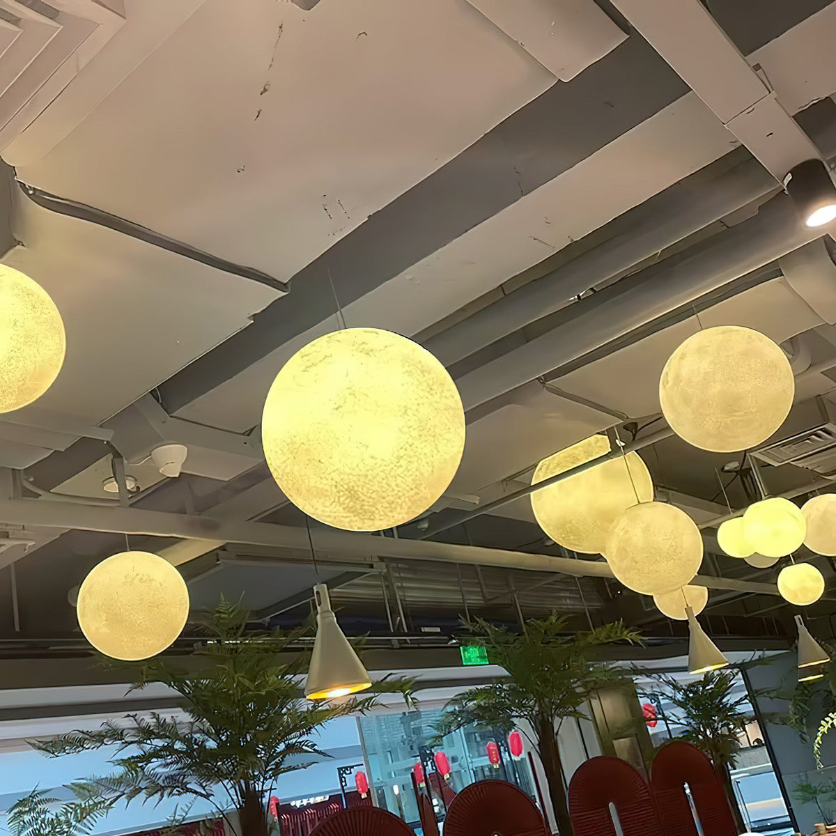 Suspension Lune – Texture Réaliste – 8 Tailles Disponibles – Boule de Lune Romantique pour Chambre Salle à Manger Chambre d’Enfant – Lumière Chaude Dimmable – Adaptateur Plafond Incliné Inclus | Sansoti