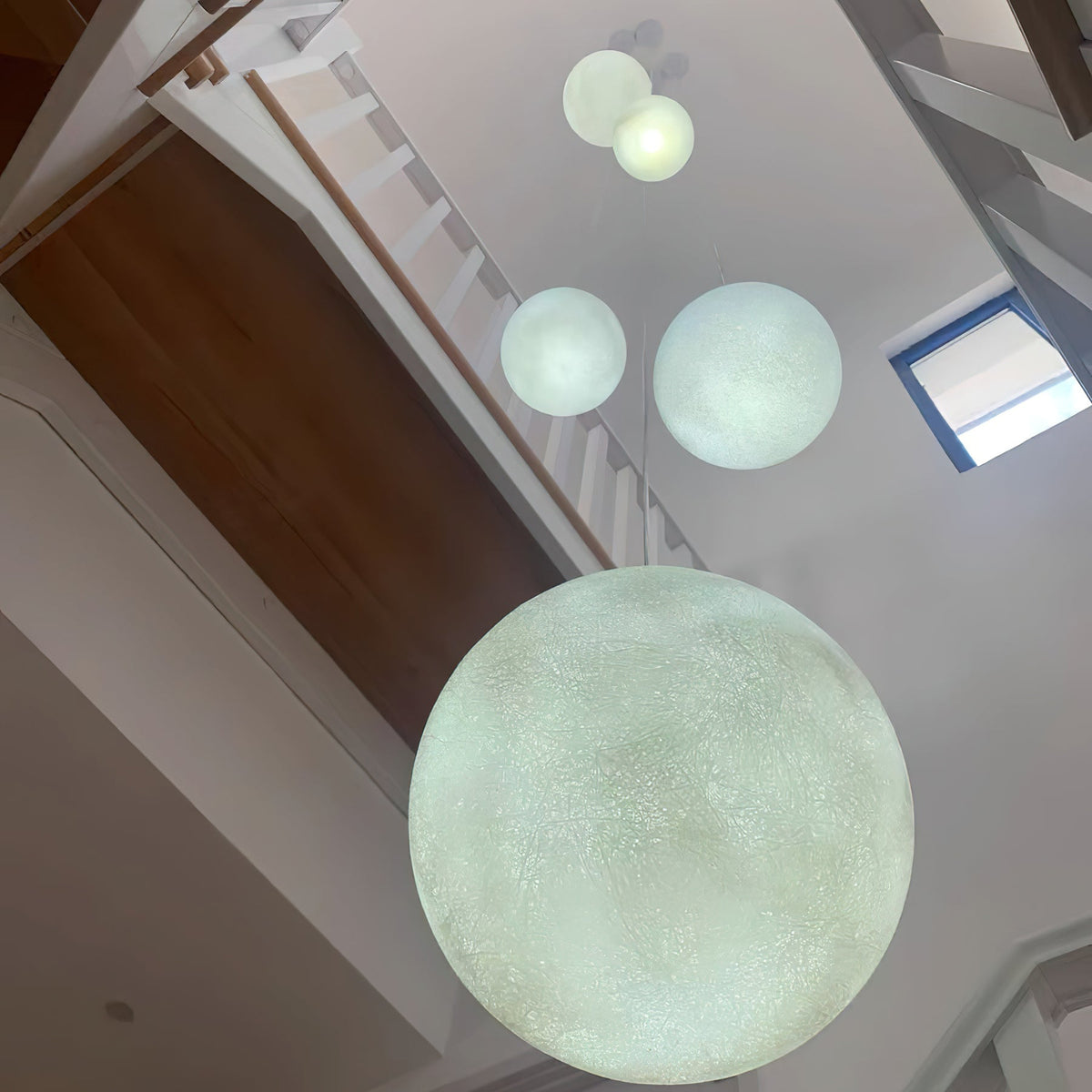Suspension Lune – Texture Réaliste – 8 Tailles Disponibles – Boule de Lune Romantique pour Chambre Salle à Manger Chambre d’Enfant – Lumière Chaude Dimmable – Adaptateur Plafond Incliné Inclus | Sansoti