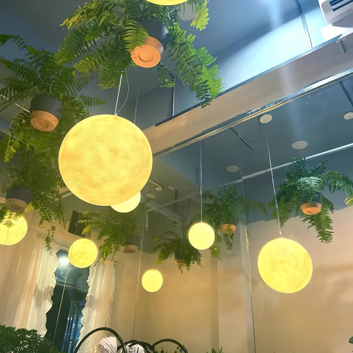 Suspension Lune – Texture Réaliste – 8 Tailles Disponibles – Boule de Lune Romantique pour Chambre Salle à Manger Chambre d’Enfant – Lumière Chaude Dimmable – Adaptateur Plafond Incliné Inclus | Sansoti