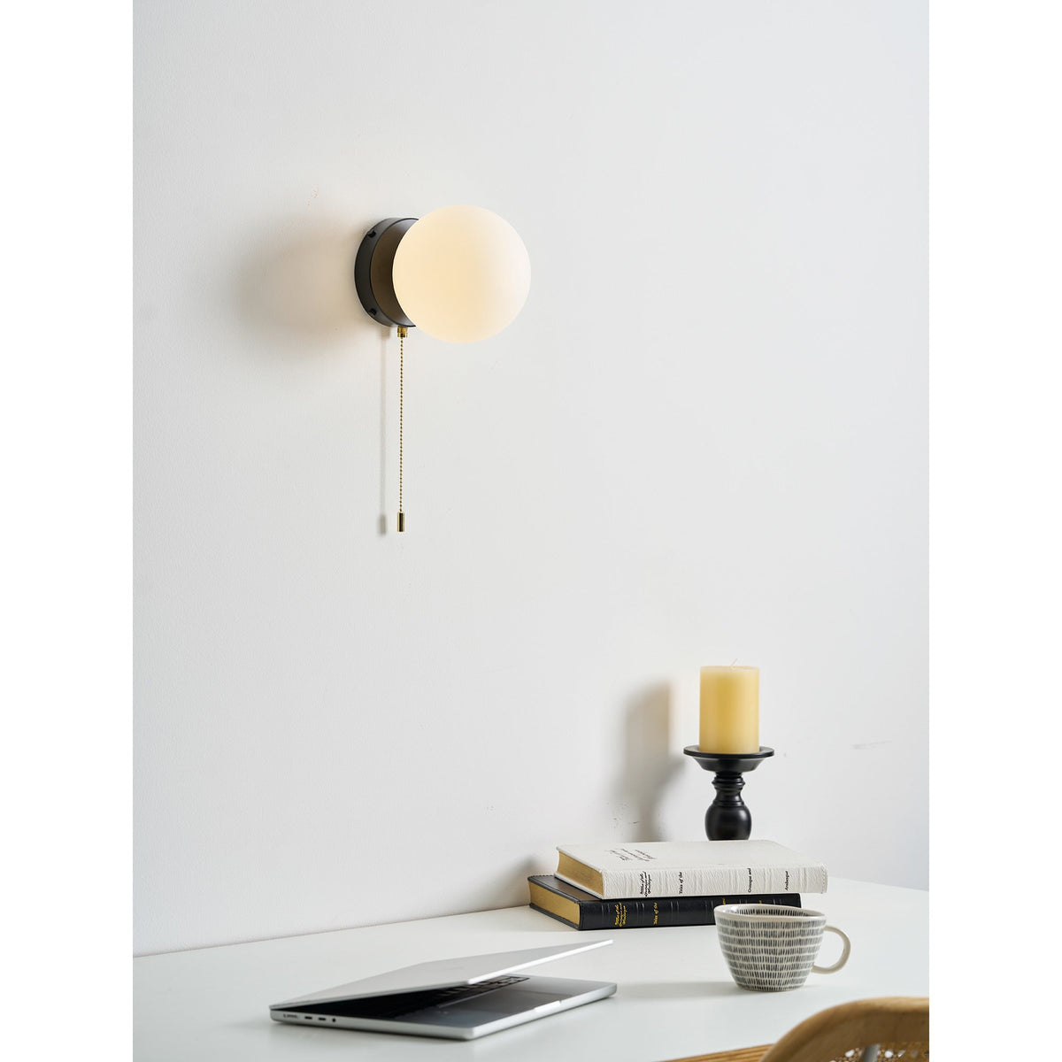 Applique murale en verre design scandinave avec abat-jour sphérique en verre blanc douille G9 compact & moderne ambiance pour chambre couloir | Sansoti
