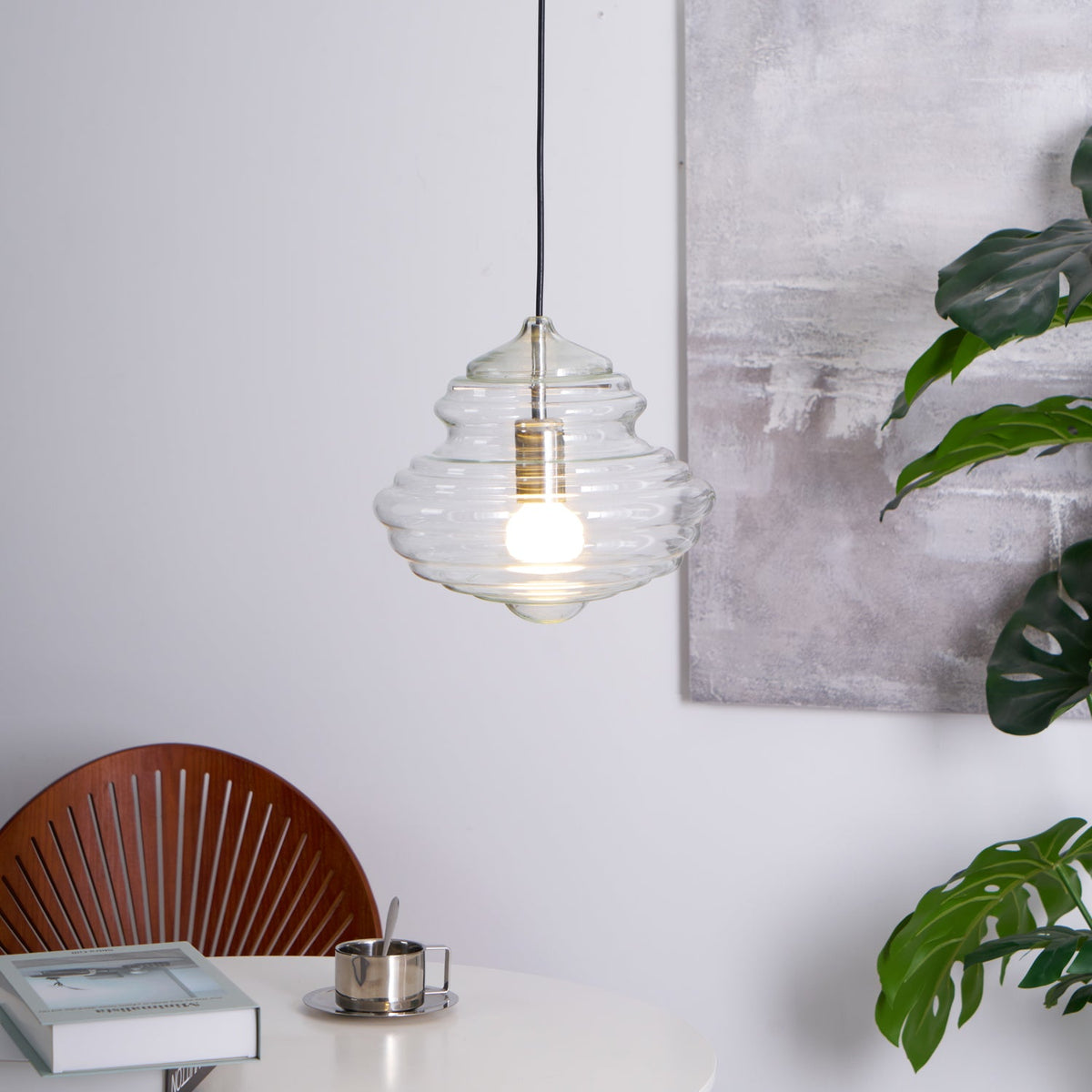 Suspension inspirée de l'Opéra Métropolitain avec silhouette fluide – verre fait main transparent, opale ou ambre – câble réglable 150 cm | Sansoti