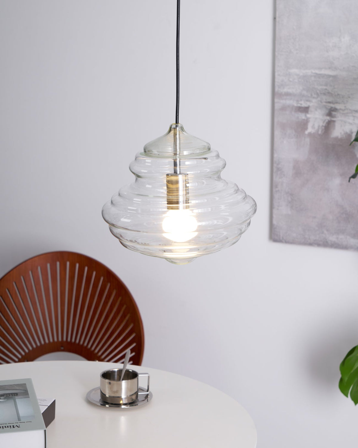 Suspension inspirée de l'Opéra Métropolitain avec silhouette fluide – verre fait main transparent, opale ou ambre – câble réglable 150 cm | Sansoti