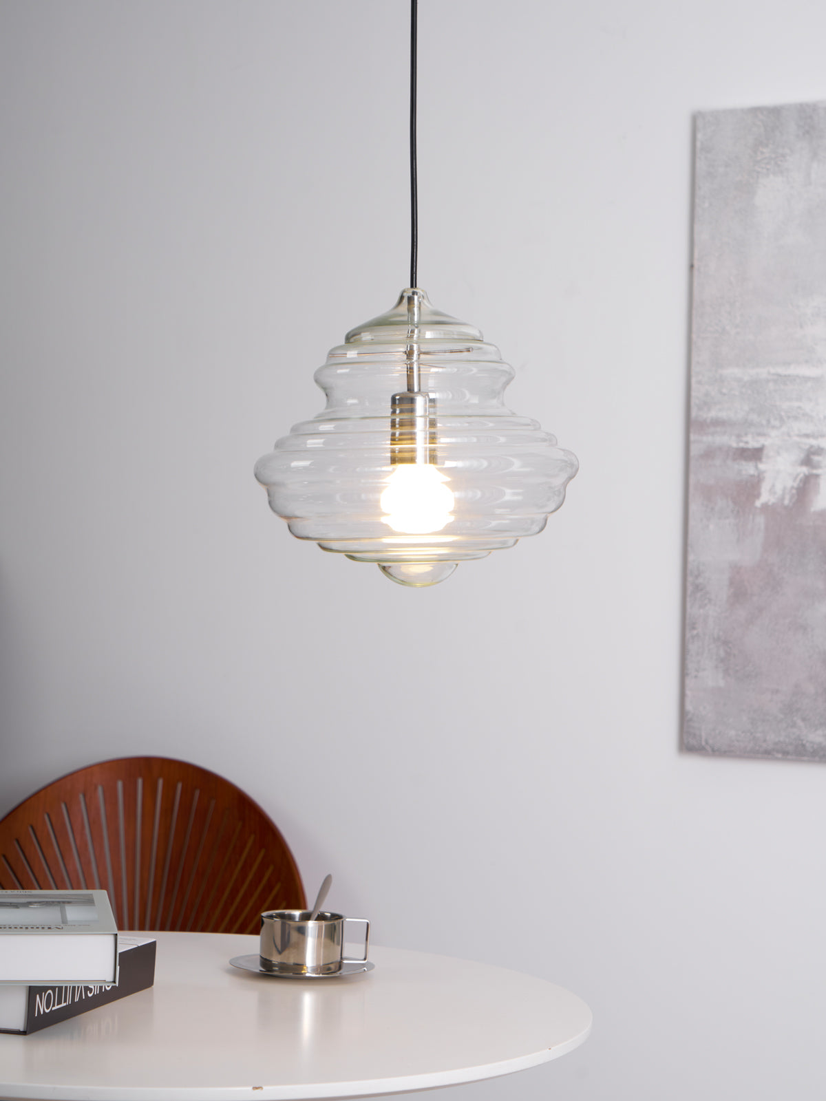 Suspension inspirée de l'Opéra Métropolitain avec silhouette fluide – verre fait main transparent, opale ou ambre – câble réglable 150 cm | Sansoti