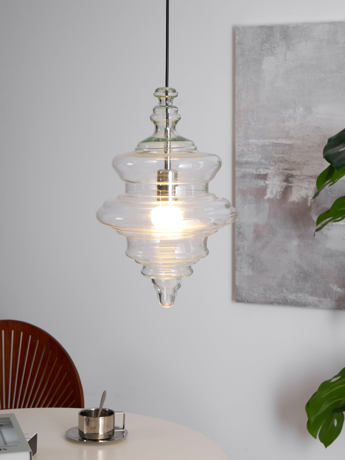 Suspension inspirée de l'Opéra Métropolitain avec silhouette fluide – verre fait main transparent, opale ou ambre – câble réglable 150 cm | Sansoti